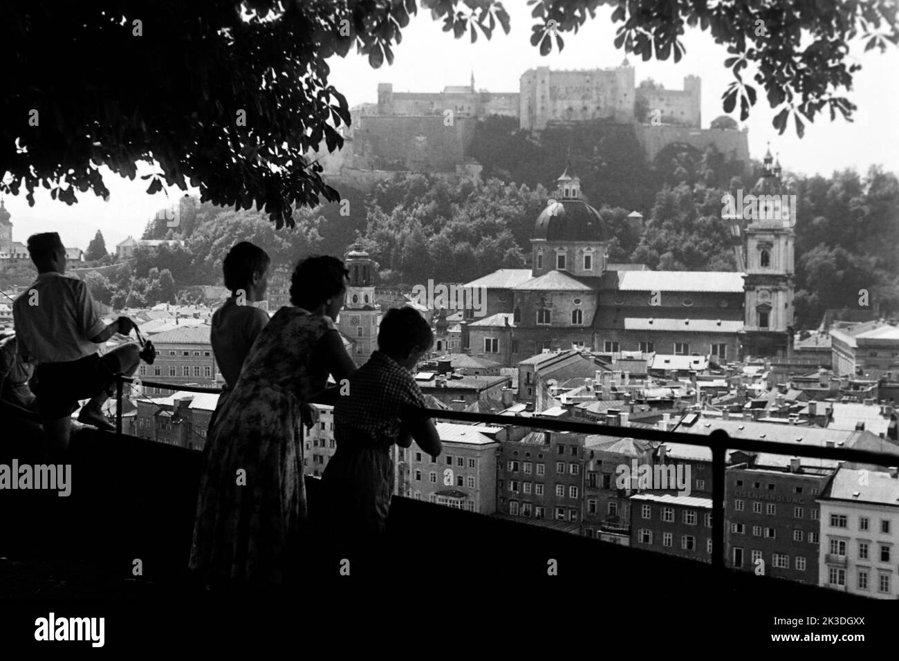 Die Familie des Fotografen beim Blick auf die Festung Hohensalzburg mit dem Salzburger Dom, dem Glockenspiel und der Altstadt im Vordergrund, circa 1960. The photographer's family looking at the Hohensalzburg Fortress with Salzburg Cathedral, the Glockenspiel and the Old Town in the foreground, around 1960. Stock Photo