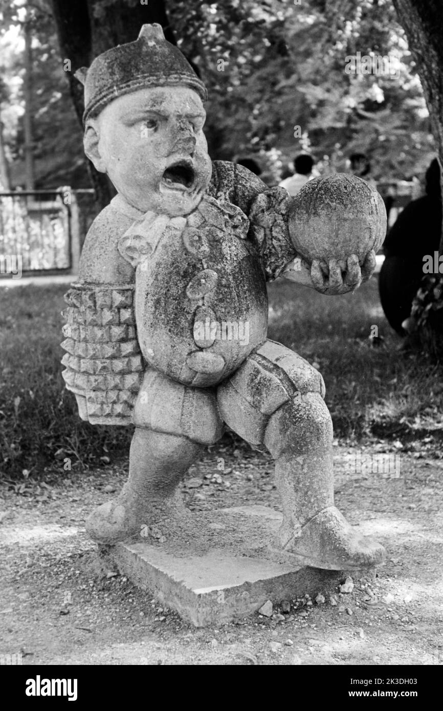 Zwerg mit Pallone und Ball im Mirabellgarten in Salzburg, circa 1960. Sculpture of a dwarf wearing a pallone and carrying a ball at Mirabell Gardens in Salzburg, around 1960. Stock Photo