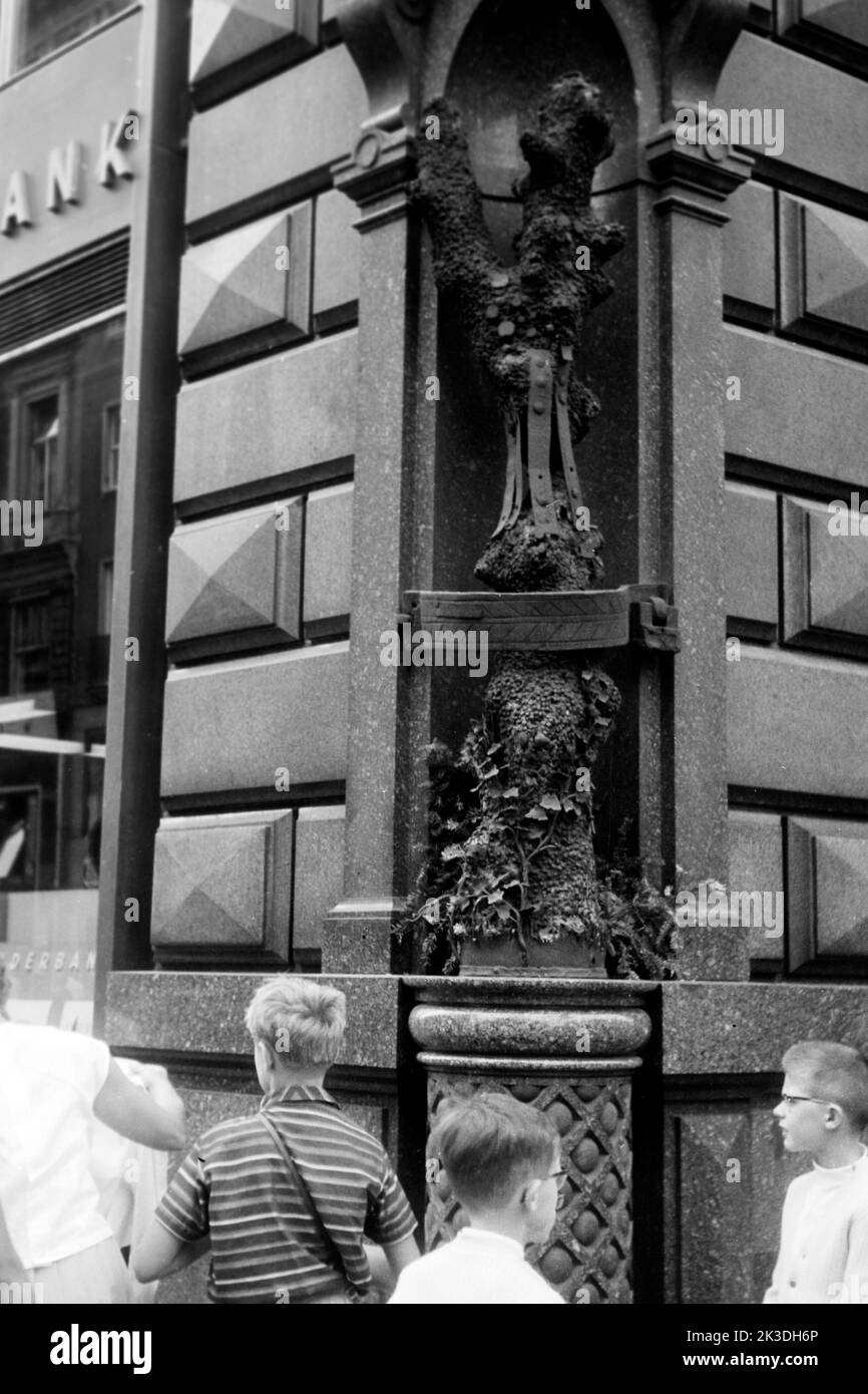 Stock-im-Eisen am Palais Equitable in Wien, Kärntner Straße, Österreich, circa 1962. Stock-im-Eisen, aka staff in iron, on the corner of Palais Equitable building on Kärntner Street in Vienna, Austria, around 1962. Stock Photo