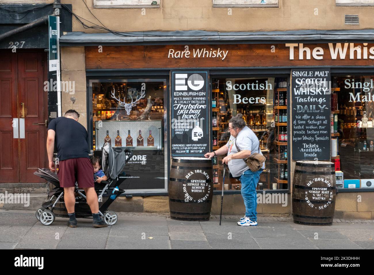 whisky shop in city centre of Edinburgh, Scotland Stock Photo Alamy