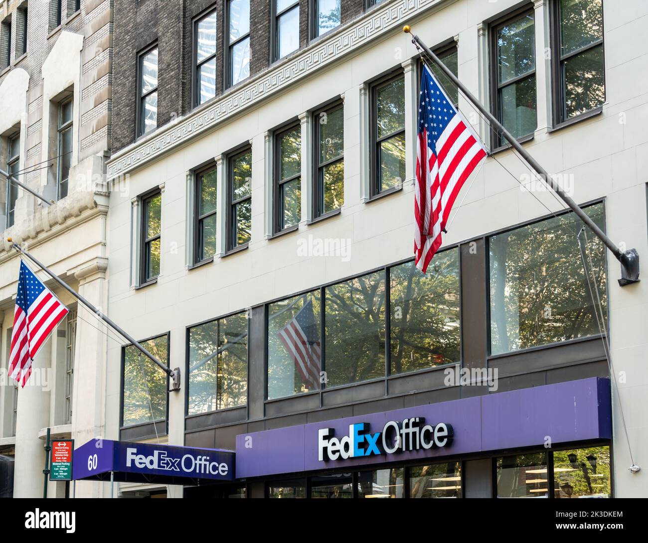 09.19.2022 New-York Manhattan FedEx Office Print and Ship Center Bryant Park Stock Photo