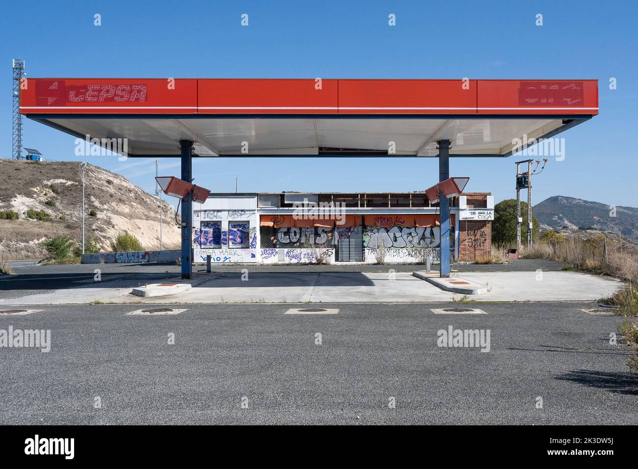 Spain, Castile and León: abandoned gas station in Bugedo Stock Photo