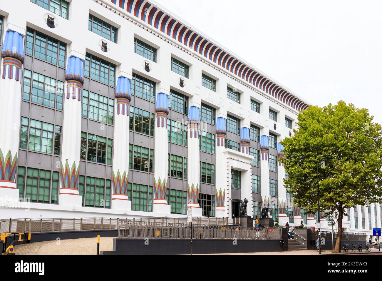 Black cats on guard at Greater London House, a large Art Deco building in Camden, London, UK. It is an example of early 20th Century Egyptian Revival Stock Photo
