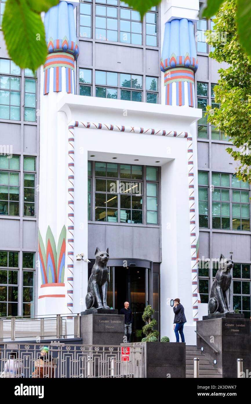 Black cats on guard at Greater London House, a large Art Deco building in Camden, London, UK. It is an example of early 20th Century Egyptian Revival Stock Photo