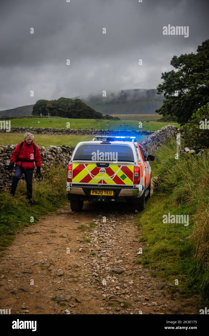 Bowland Mountain Rescue coming to the aid of an injured person on Horton Scar Lane, Horton in Ribblesdale, Yorkshire Dales. Stock Photo