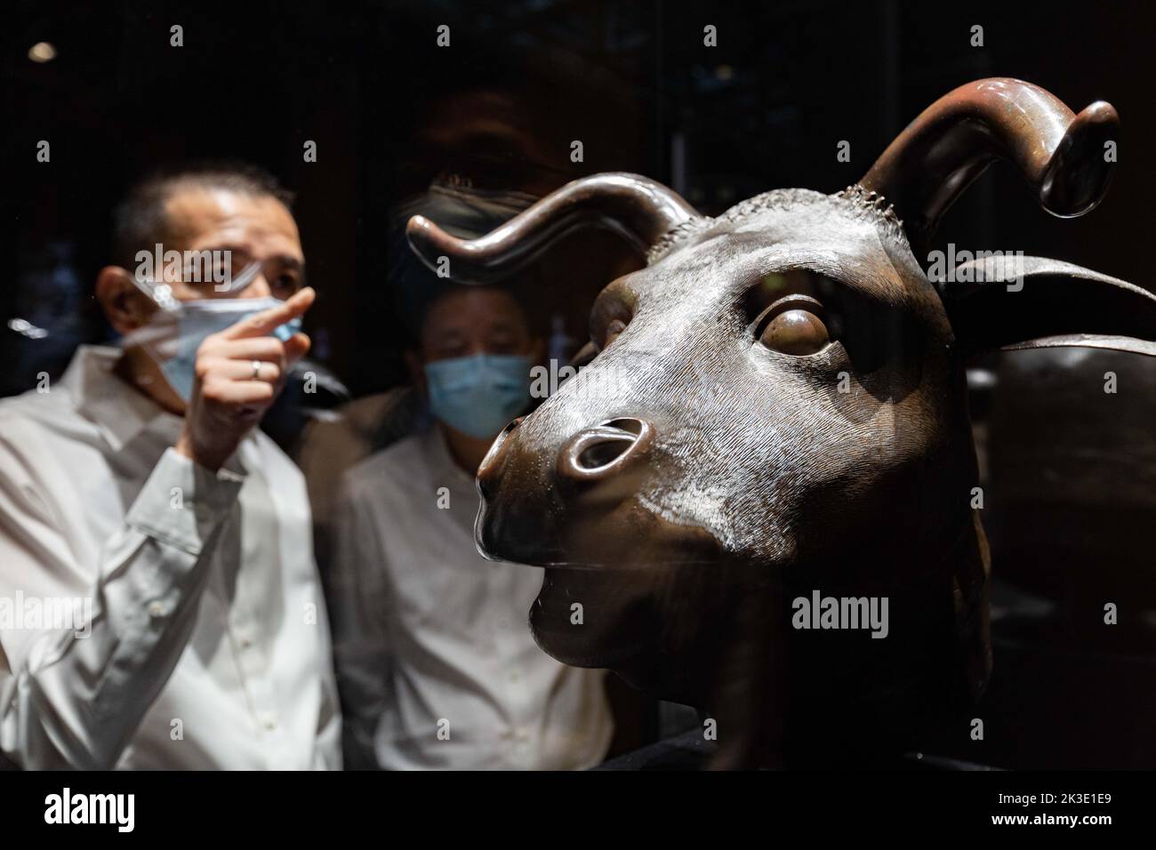(220926) -- SHANGHAI, Sept. 26, 2022 (Xinhua) -- Visitors view a bronze ox head at the exhibition 'Return in Golden Age: China's Retrieved Cultural Relics Exhibition' in east China's Shanghai, Sept. 26, 2022. 'Return in Golden Age: China's Retrieved Cultural Relics Exhibition' was launched Monday at the Minhang Museum in east China's Shanghai. The exhibition features China's cultural relics retrieved from overseas and now kept by the Poly Art Museum and the administration office of the Yuanmingyuan. Among the exhibits are bronze Chinese zodiac animal heads that belonged to the Yuanmingyuan Par Stock Photo