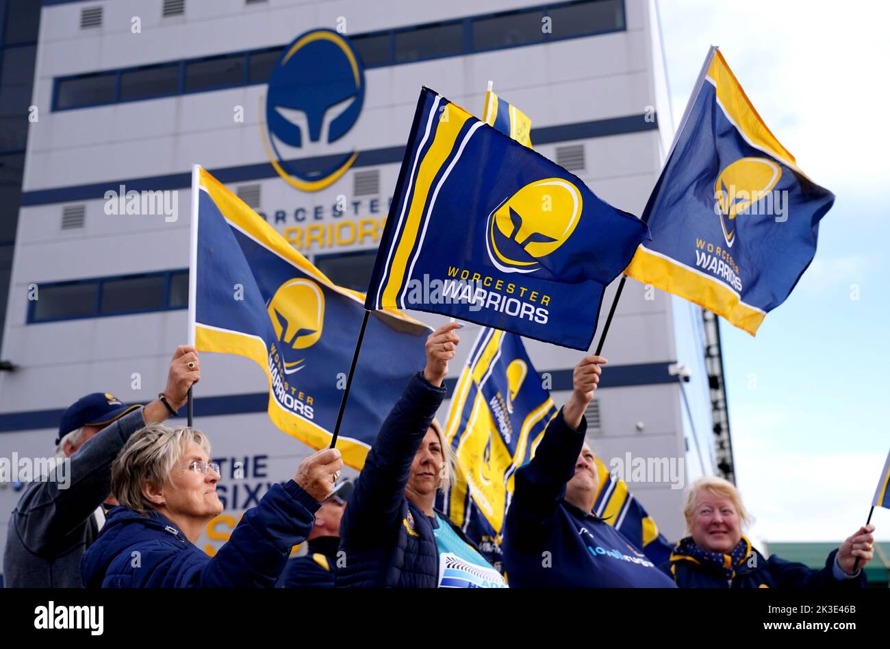 Worcester Warriors fans wave flags outside of Sixways Stadium, home of Worcester Warriors Rugby Club. Picture date: Monday September 26, 2022. Worcester have been suspended from all competitions after failing to meet the Rugby Football Union's 5pm deadline 'to evidence insurance cover, availability of funds to meet the monthly payroll, and a credible plan to take the club forward', the governing body has announced. See PA Story RUGBYU Worcester. Photo credit should read: David Davies/PA Wire. RESTRICTIONS: Use subject to restrictions. Editorial use only, no commercial use without prior consent Stock Photo