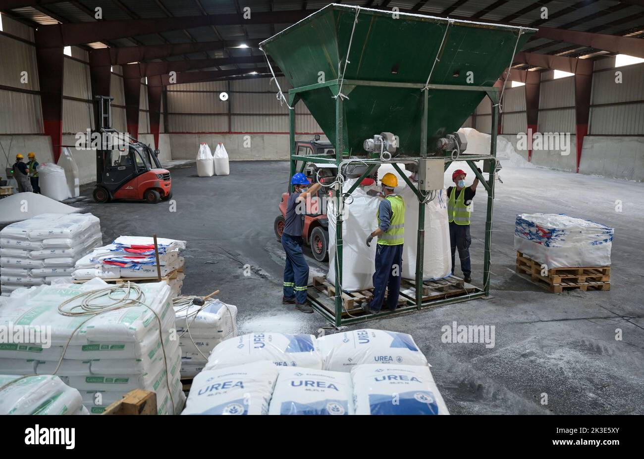 SERBIA, region Vojvodina, Danube river, port Bogojevo, shipping of imported fertilizer for agriculture / SERBIEN, Vojvodina, Donau Fluß, Hafen Bogojevo bei Sombor, Entladung und Verpackung von importierten Dünger für die Landwirtschaft für den Anbau u.a. von Soja, Weizen, Mais Stock Photo