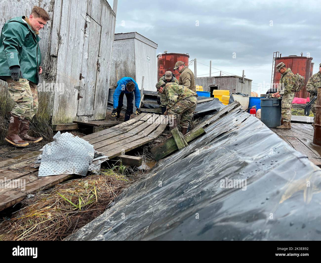 Newtok, United States. 22nd Sep, 2022. U.S. soldiers with the Alaska National Guard assist local residents with clean up of damaged property during Operation Merbok Response, September 22, 2022 in Newtok, Alaska. The remote coastal villages suffered damage from the remnants of Typhoon Merbok that caused flooding across more than 1,000 miles of Alaskan coastline. Credit: 1st Lt. Balinda O'Neal/US Army/Alamy Live News Stock Photo