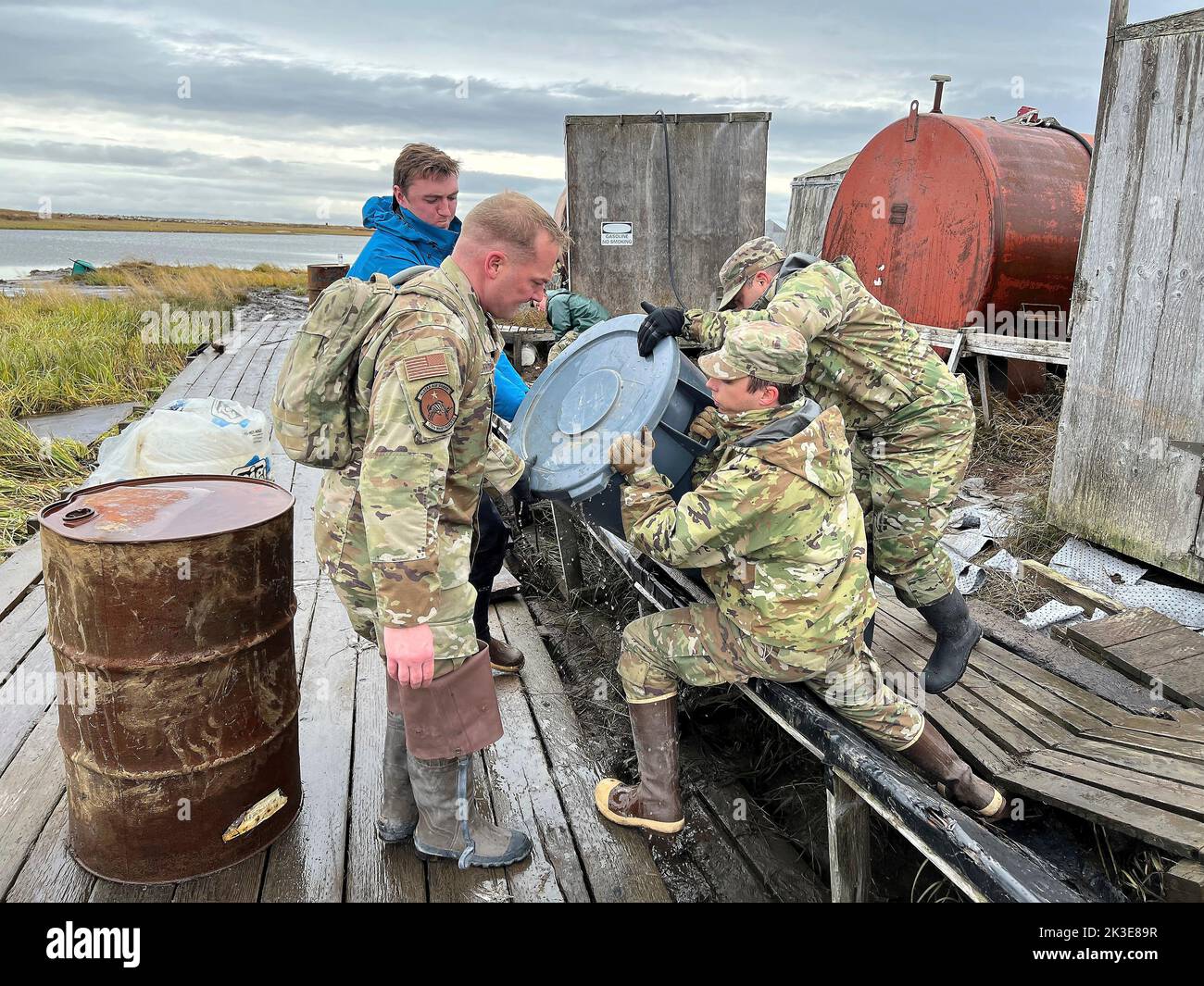 Newtok, United States. 22nd Sep, 2022. U.S. soldiers with the Alaska National Guard assist local residents with clean up of damaged property during Operation Merbok Response, September 22, 2022 in Newtok, Alaska. The remote coastal villages suffered damage from the remnants of Typhoon Merbok that caused flooding across more than 1,000 miles of Alaskan coastline. Credit: 1st Lt. Balinda O'Neal/US Army/Alamy Live News Stock Photo