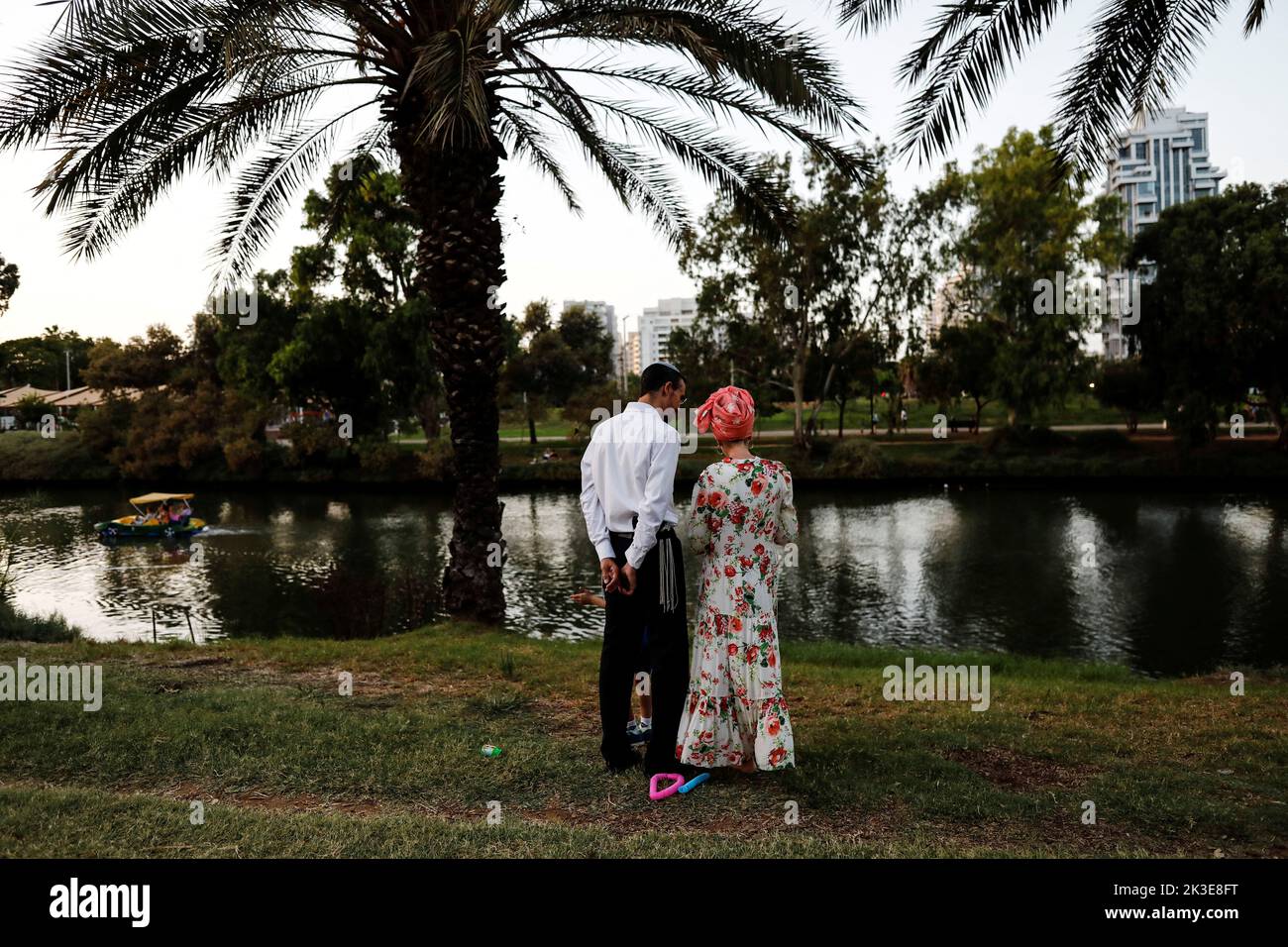 A Jewish couple pray as they take part in a Tashlich ceremony, whereby they symbolically cast away their sins, on the afternoon of Rosh Hashanah, the Jewish New Year, by the Yarkon river in Tel Aviv, Israel September 26, 2022. REUTERS/Corinna Kern Stock Photo