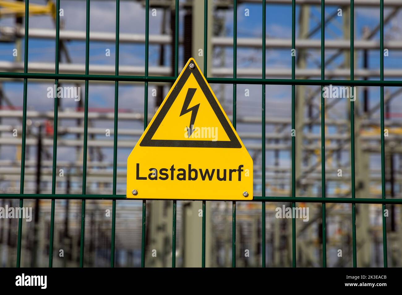 Symbolbild: Unter einem Schild das üblicherweise vor Hochspannung warnt steht das Wort Lastabwurf Stock Photo