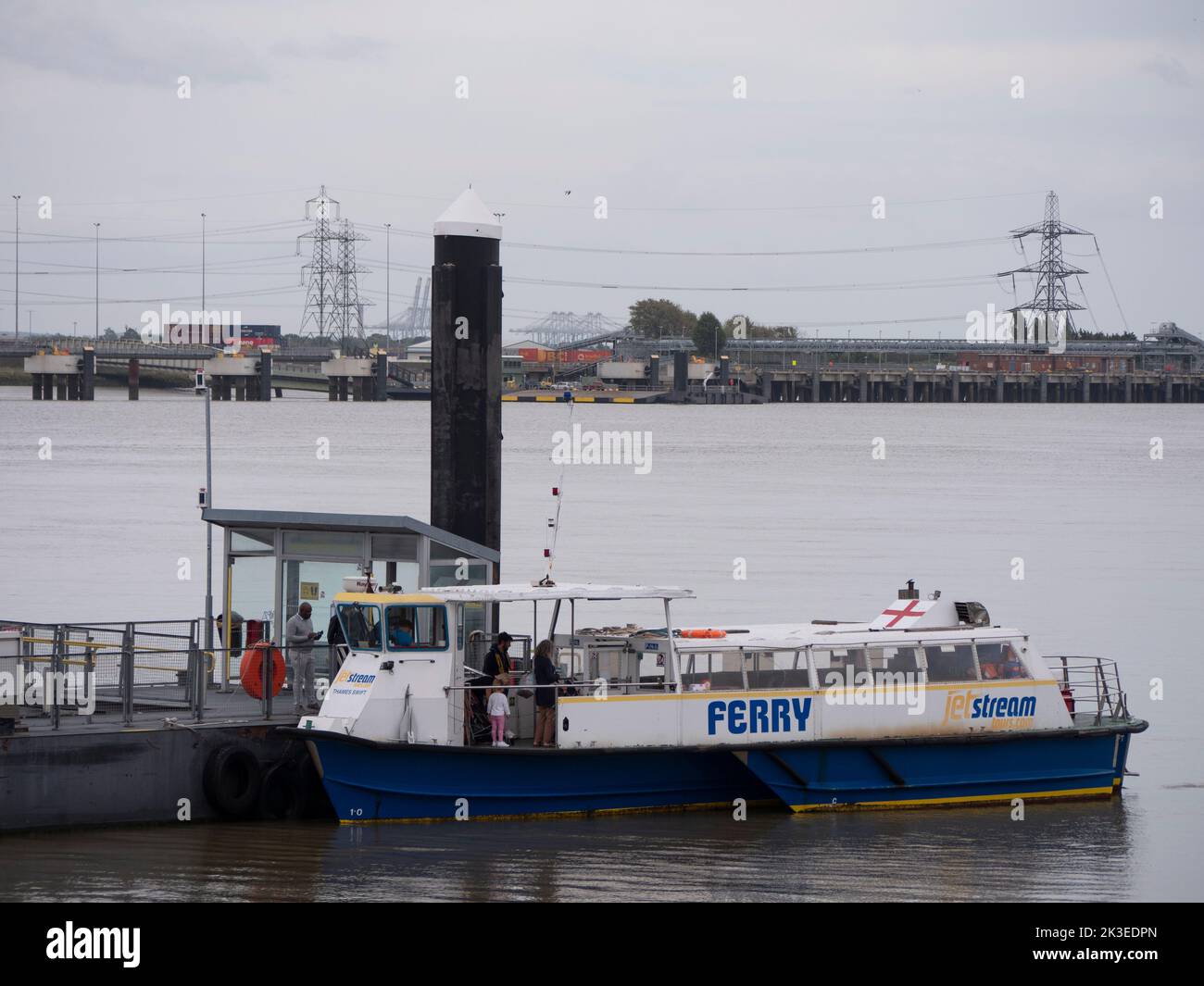 Imagen histórica del Thams de gravesend con las centrales eléctricas  Tilbury A y B tomadas en 1986 Fotografía de stock - Alamy