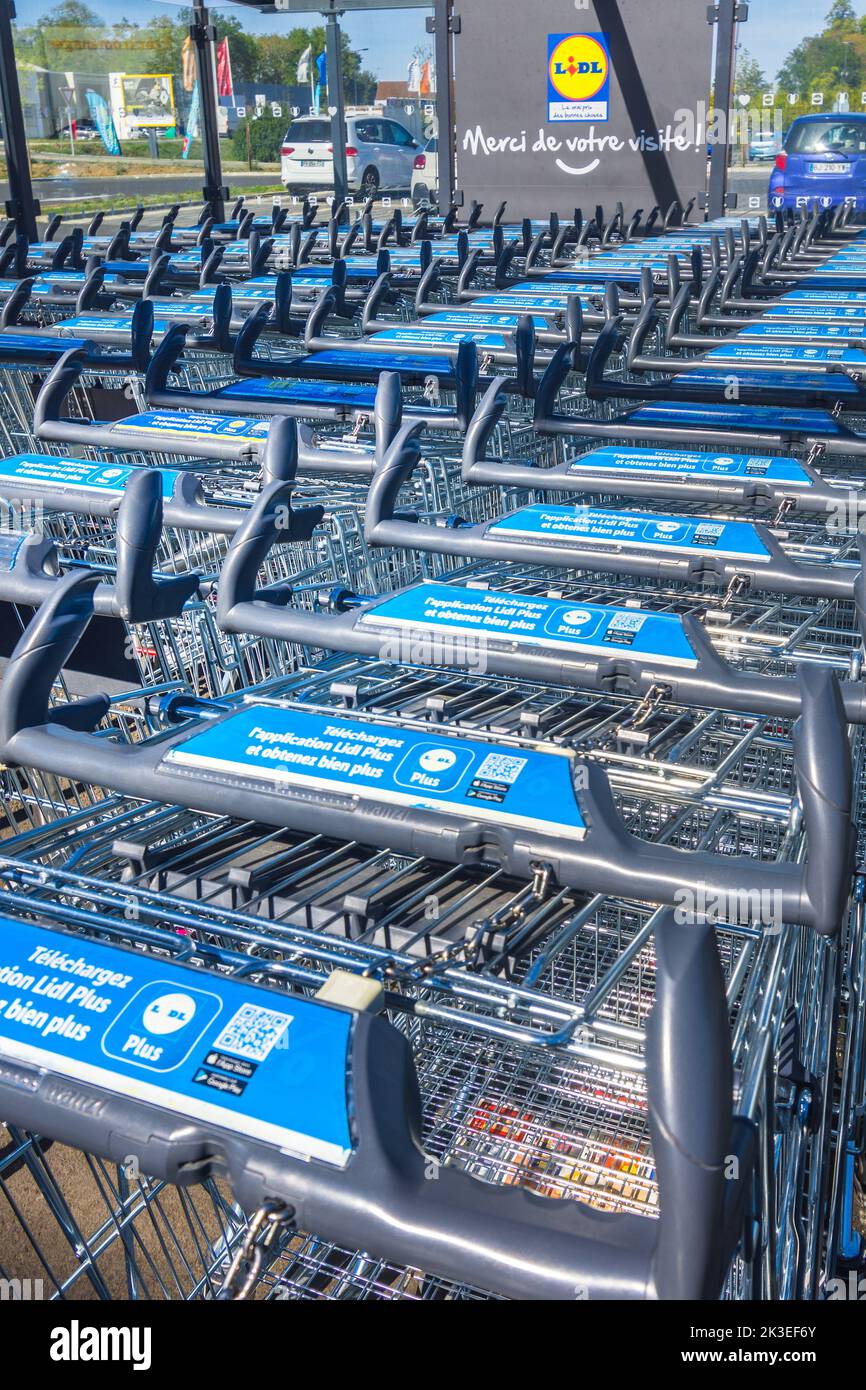Lidl shopping cart hi-res stock photography and images - Alamy
