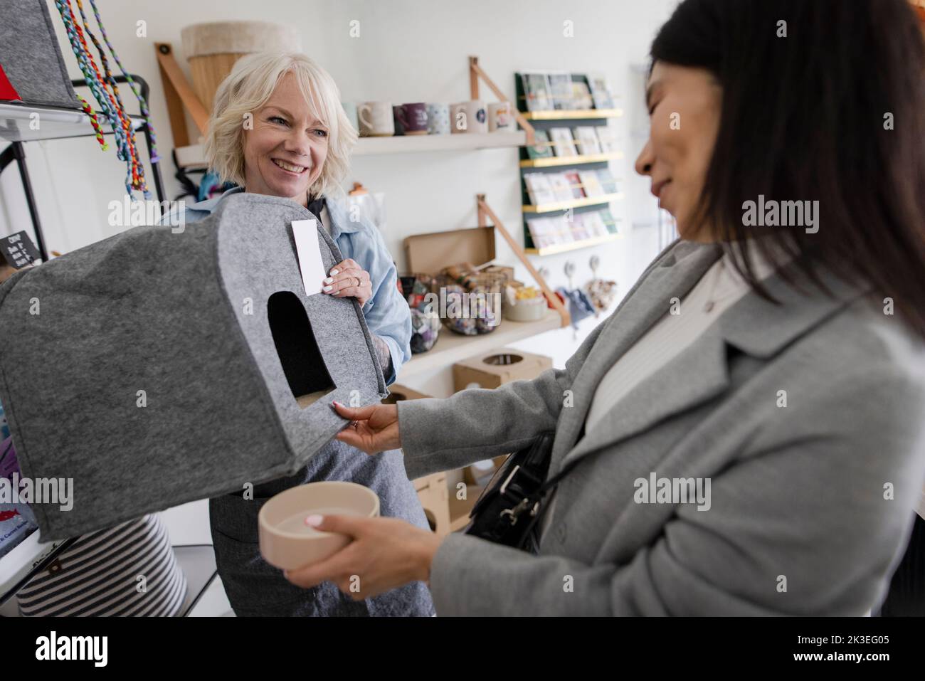 Friendly store hi-res stock photography and images - Alamy