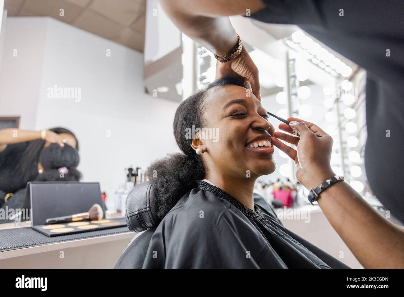Black woman working in a salon hi-res stock photography and images - Alamy