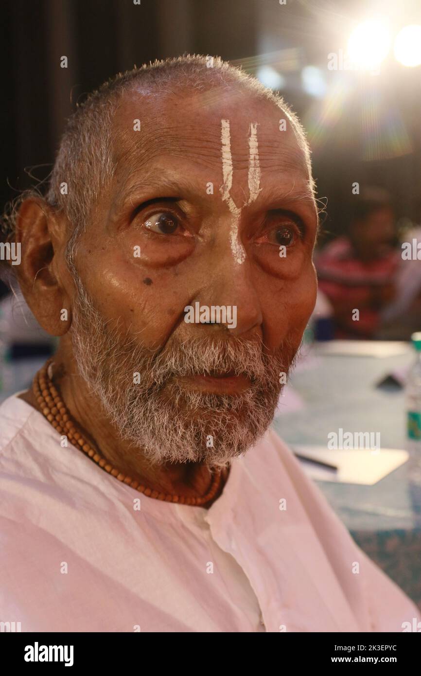 Kolkata, India, 25/09/2022, 125-year-old yoga guru Swami Sivananda received the Bharat Dignity Awards 2022, presented by Tathagata Roy, Former Governor of Meghalaya, Indian Odissi dancer Guru Sanchita Bhattacharyaa in Kolkata. Swami Sivananda was born on August 8, 1896, according to his passport. If true, his life would have spanned three centuries, but despite his apparent age he remains strong enough to perform yoga for hours at a time. He is now applying to Guinness World Records to verify his claim. It currently lists Japan's Jiroemon Kimura, who died in June 2013 aged 116 years and 54 day Stock Photo