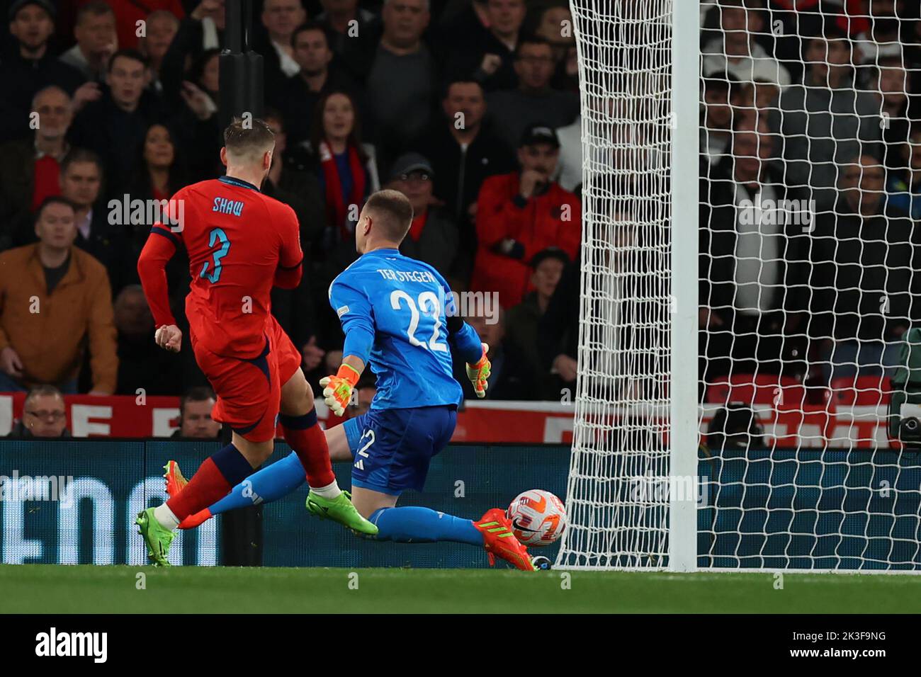 London, UK. 26th Sep, 2022. Soccer: Nations League A, England - Germany, Group Stage, Group 3, Matchday 6 at Wembley Stadium, England's Luke Shaw scores against Germany's goalkeeper Marc-Andre ter Stegen (r) to make it 1:2. Credit: Christian Charisius/dpa/Alamy Live News Stock Photo