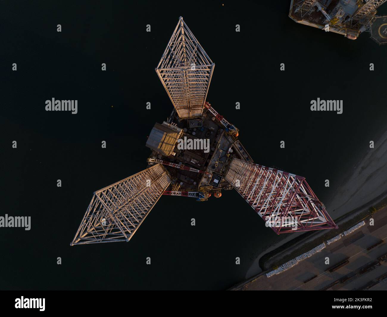 Offshore floating installation sea platform petroleum gas seabed ocean ...