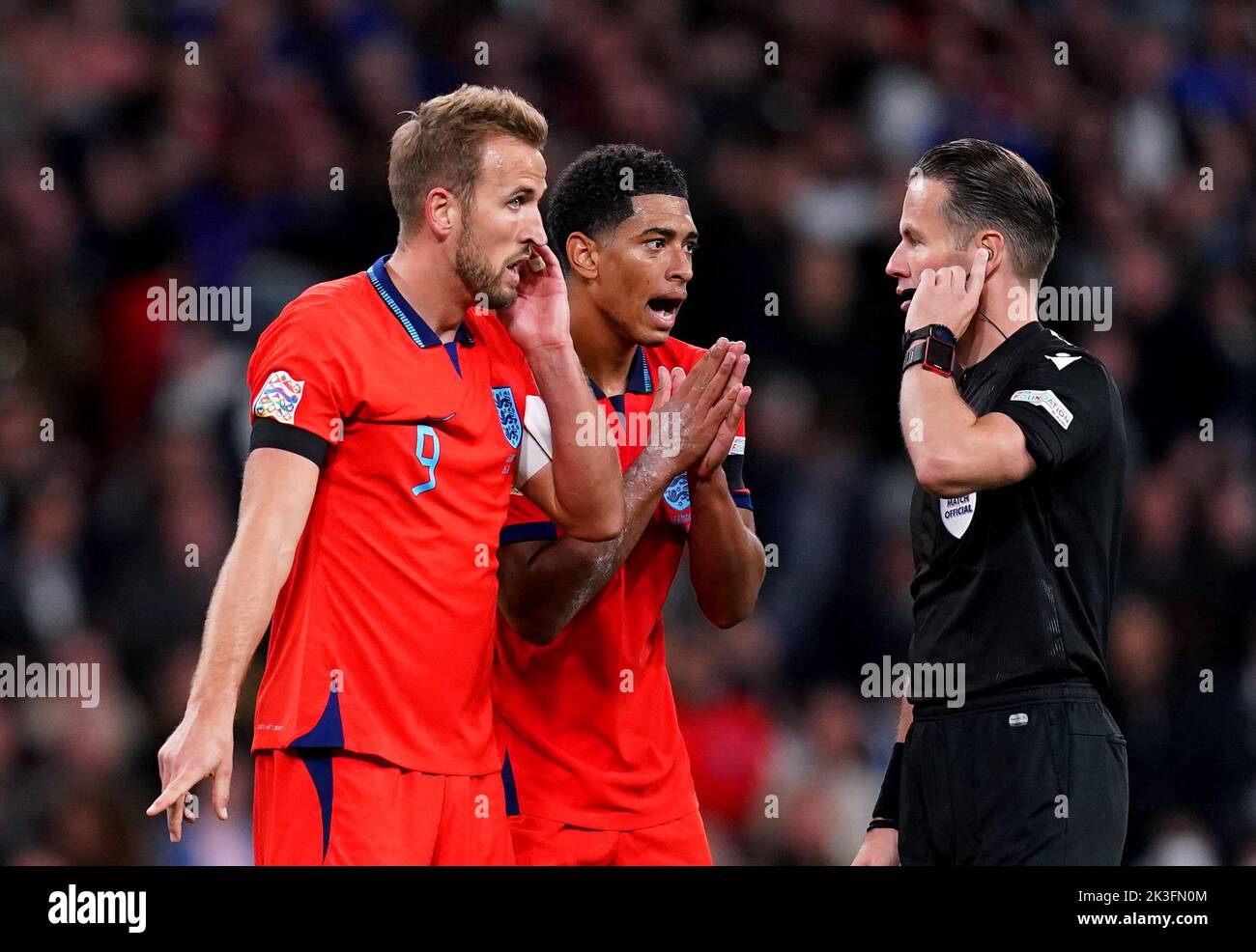 England's Harry Kane and Jude Bellingham appeal to referee Danny Makkelie for a penalty during the UEFA Nations League match at Wembley Stadium, London. Picture date: Monday September 26, 2022. Stock Photo