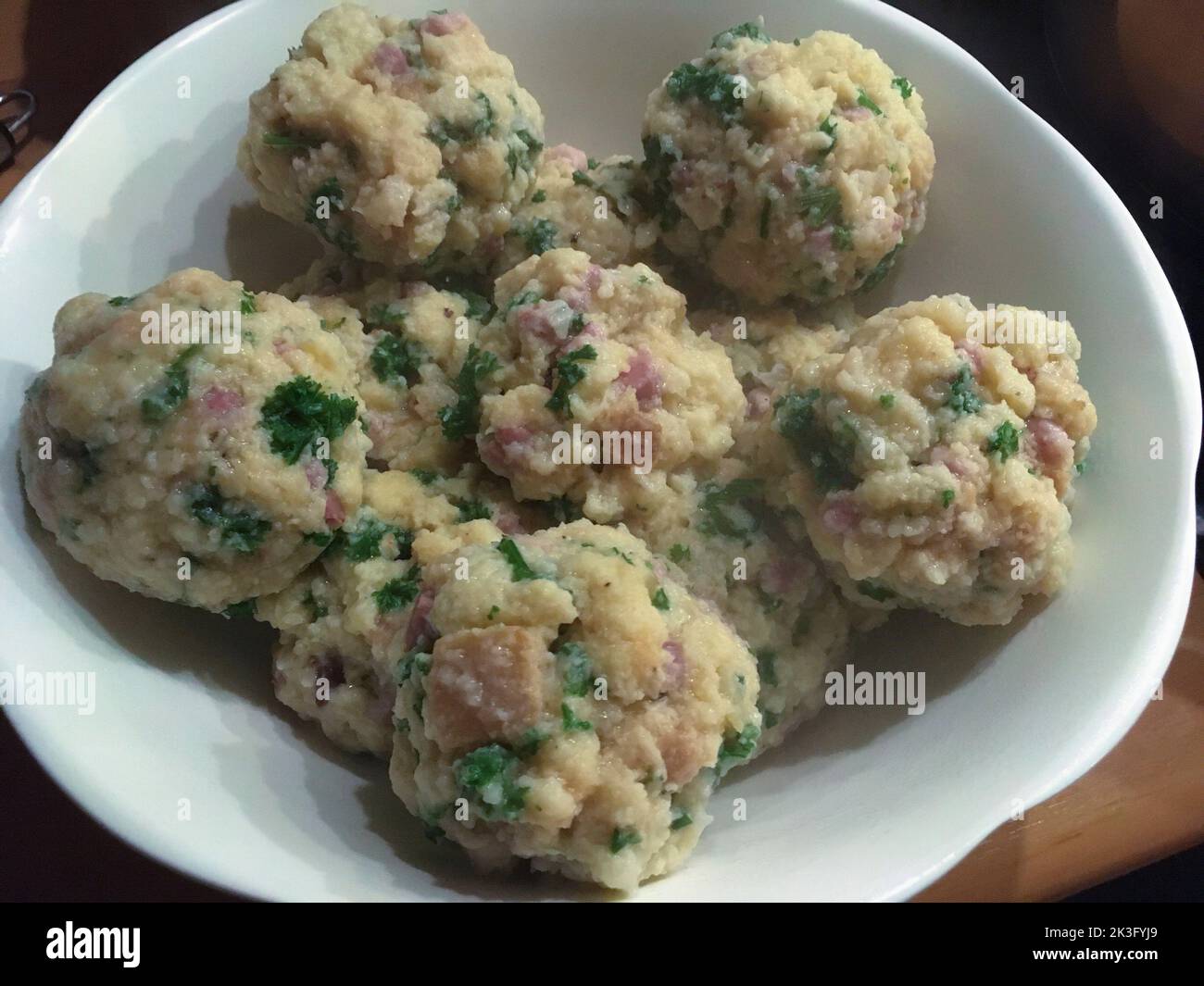 Bayerische Semmelknödel mit Speck, selbst gemacht Stock Photo