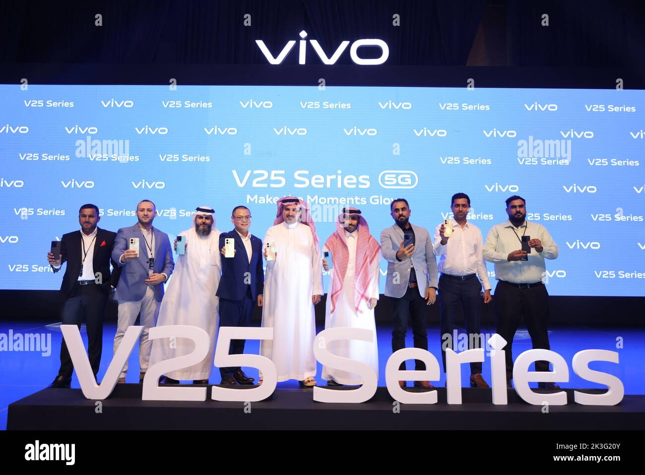 Riyadh, Saudi Arabia. 26th Sep, 2022. Officials and guests show new smartphones during a launch of Vivo's new products in Riyadh, Saudi Arabia, on Sept. 26, 2022. Chinese phone maker Vivo unveiled on Monday two 5G smartphones in Riyadh. At its launch of new products in the kingdom, Vivo presented the latest additions to its 5G smartphones V series: V25 and V25 Pro, which feature superior photography. Credit: Wang Haizhou/Xinhua/Alamy Live News Stock Photo