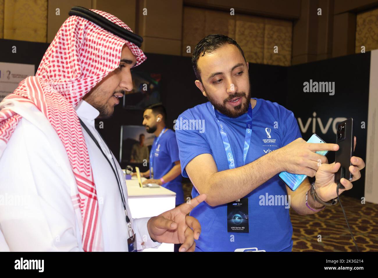 Riyadh, Saudi Arabia. 26th Sep, 2022. A staff member introduces a new smartphone to a visitor during a launch of Vivo's new products in Riyadh, Saudi Arabia, on Sept. 26, 2022. Chinese phone maker Vivo unveiled on Monday two 5G smartphones in Riyadh. At its launch of new products in the kingdom, Vivo presented the latest additions to its 5G smartphones V series: V25 and V25 Pro, which feature superior photography. Credit: Wang Haizhou/Xinhua/Alamy Live News Stock Photo