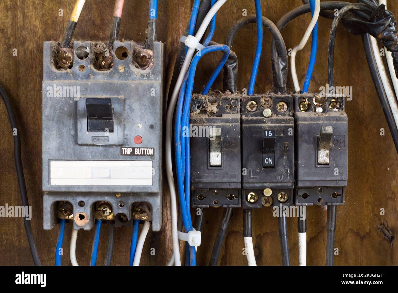 Old circuitbreaker ,dangerous by dust on wire connector may be leaking