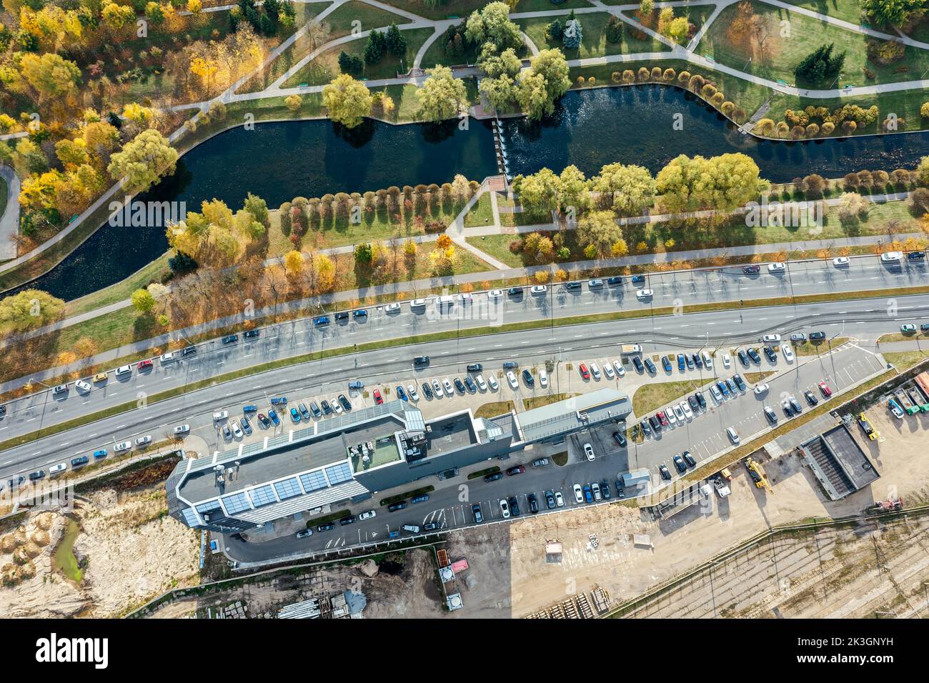 Office building and parking lot hi-res stock photography and images - Alamy