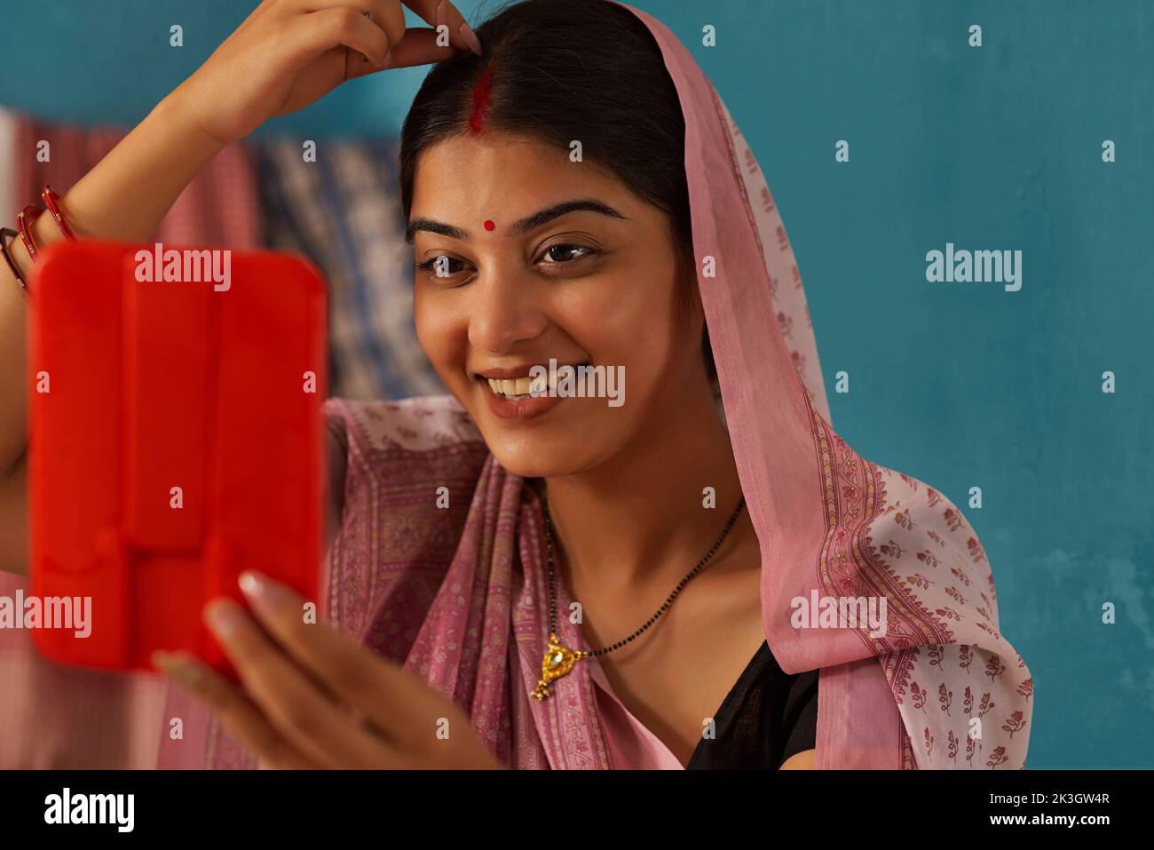 Portrait of Bihar woman applying sindoor on forehead Stock Photo