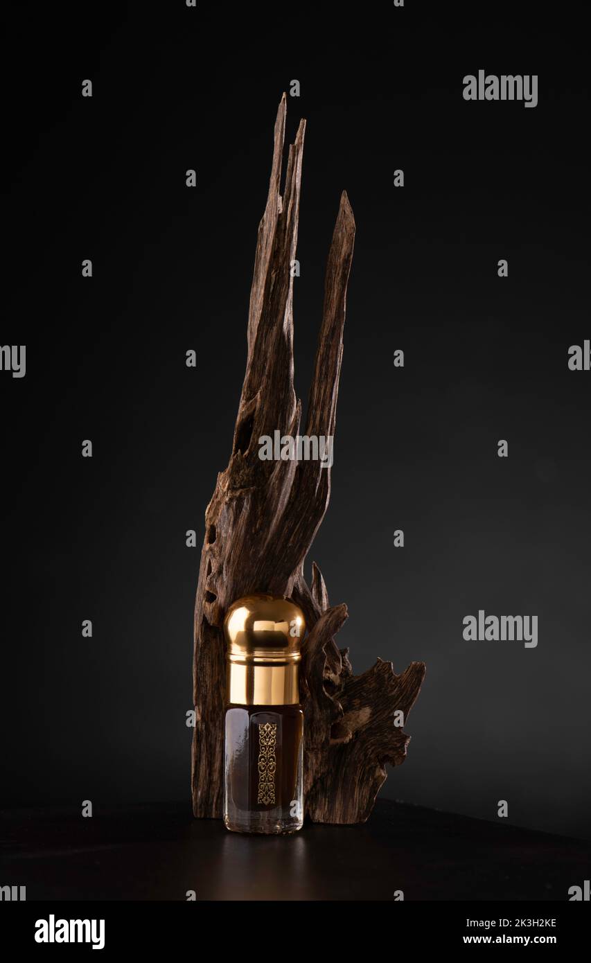 oud-oils-bottle-with-agarwood-2K3H2KE.jpg