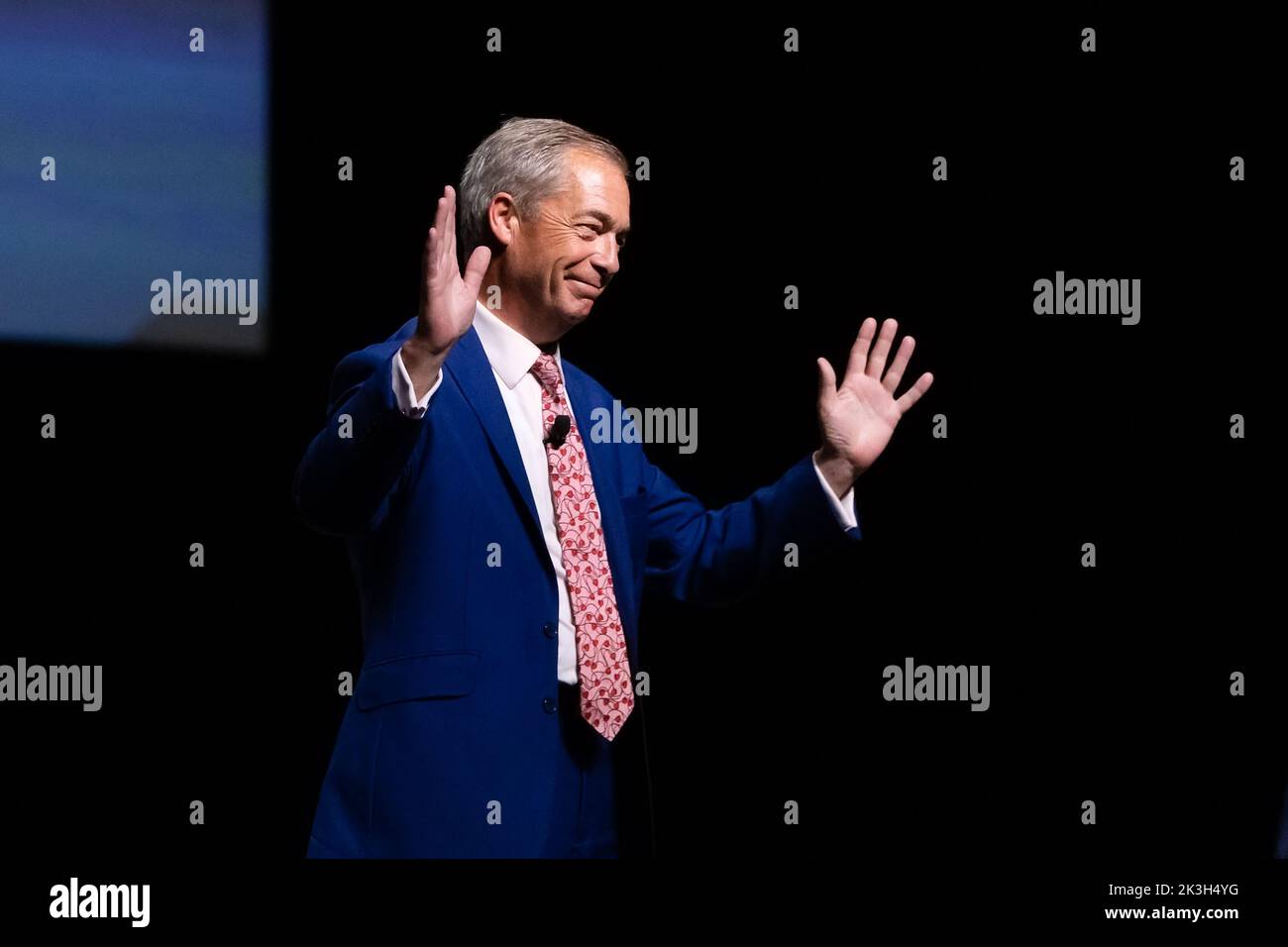 Melbourne, Australia, 26 September, 2022. Nigel Farage thanks his audience after speaking during An Evening With Nigel Farage at The Melbourne Convention and Exhibition Centre on September 26, 2022 in Melbourne, Australia. Credit: Dave Hewison/Speed Media/Alamy Live News Stock Photo