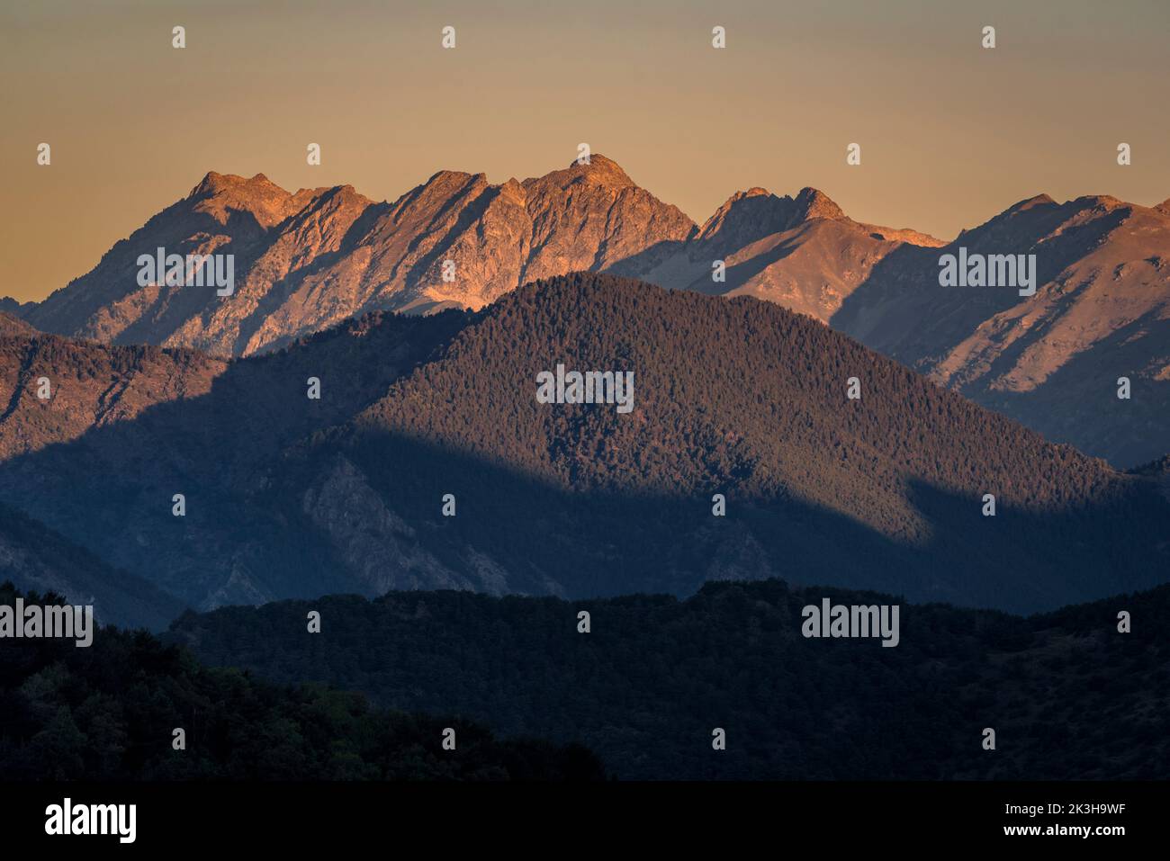 Sunrise over the mountains of the Aigüestortes i Estany de Sant Maurici National Park, seen from Alendo, in the Alt Pirineu natural park (Pyrenees) Stock Photo