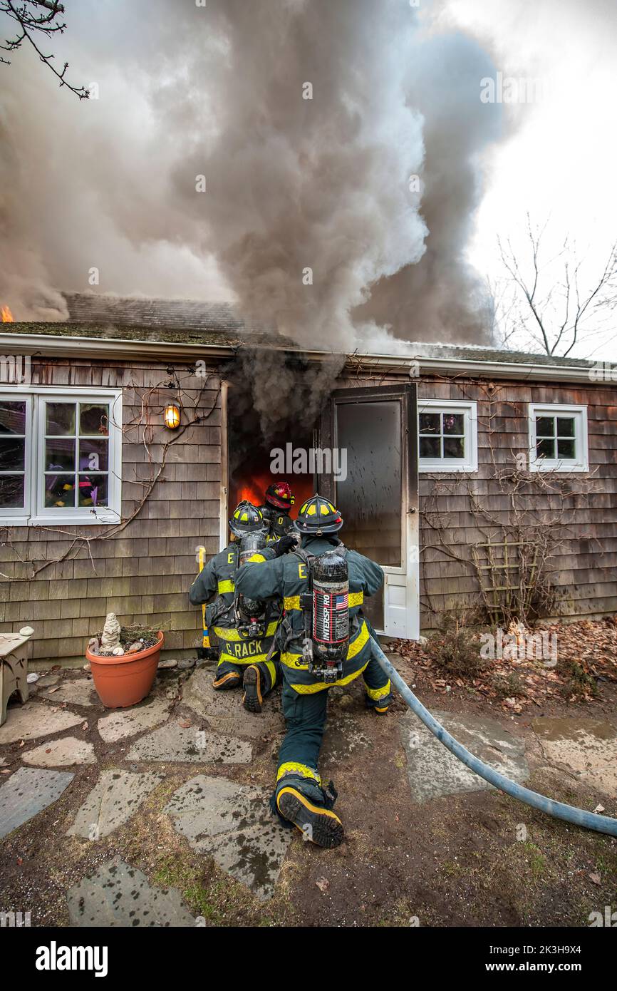 Spring Manor Rd Fire Firefighters attacking a structure hi-res stock photography and images ...