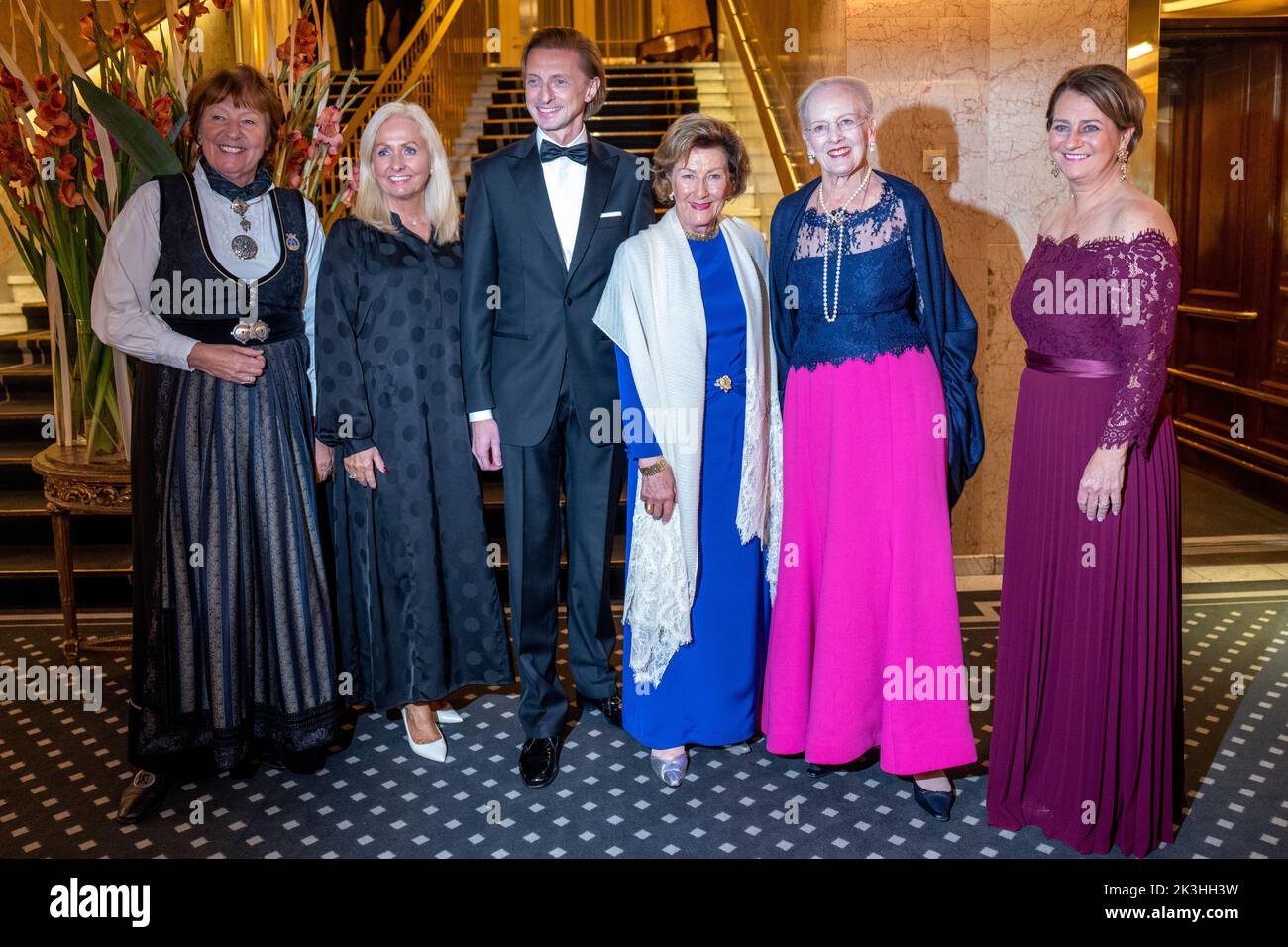 Oslo 20220926.F.v. mayor of Oslo Marianne Borgen, hotel director at the Grand Hotel, Toril Flåskjer, secretary general of the Nordic Association, Espen Stedje, Queen Sonja, Queen Margrethe and the association's chairman Tone Wilhelmsen Trøen before the gala dinner at the Grand Hotel on Monday evening, on the occasion that Queen Margrethe of Denmark earlier on on the day the Nordic Association's language prize was presented. Photo: Javad Parsa / NTB Stock Photo