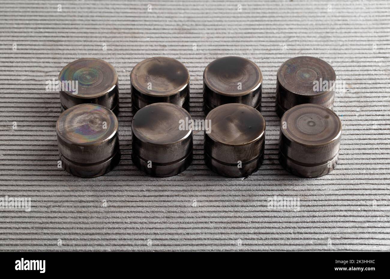 Hydraulic compensators in the lubrication system of a car engine