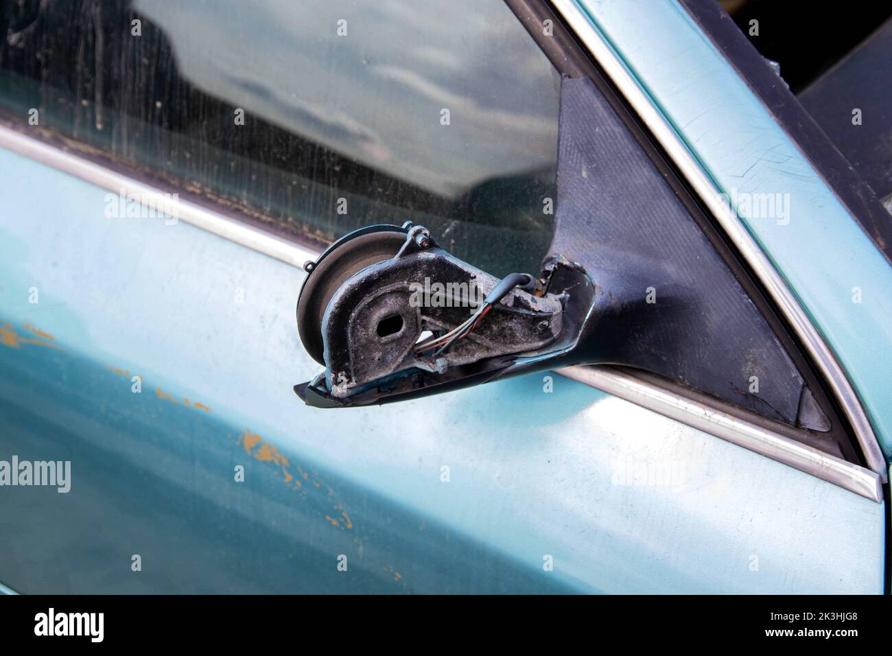 Broken car mirror on a car. Vandalism and hooliganism Stock Photo Alamy