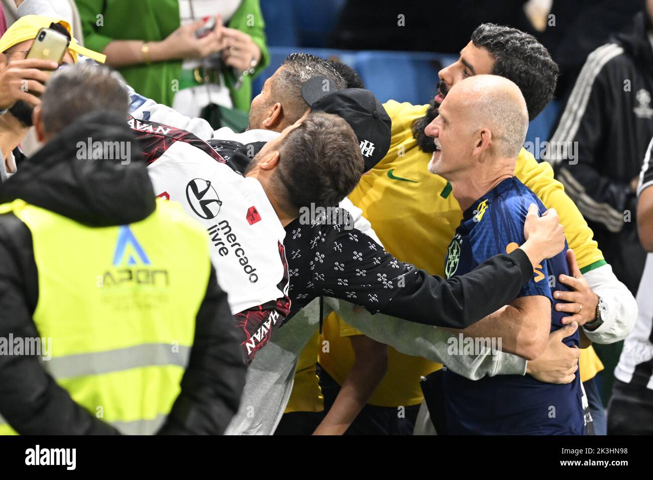 LE HAVRE - Brasil goalkeeper coach Claudio Taffarel with supporters during the International friendly match between Brazil and Ghana at Stade Oceane on September 23, 2022 in Le Havre, France. ANP | Dutch Height | Gerrit van Keulen Stock Photo