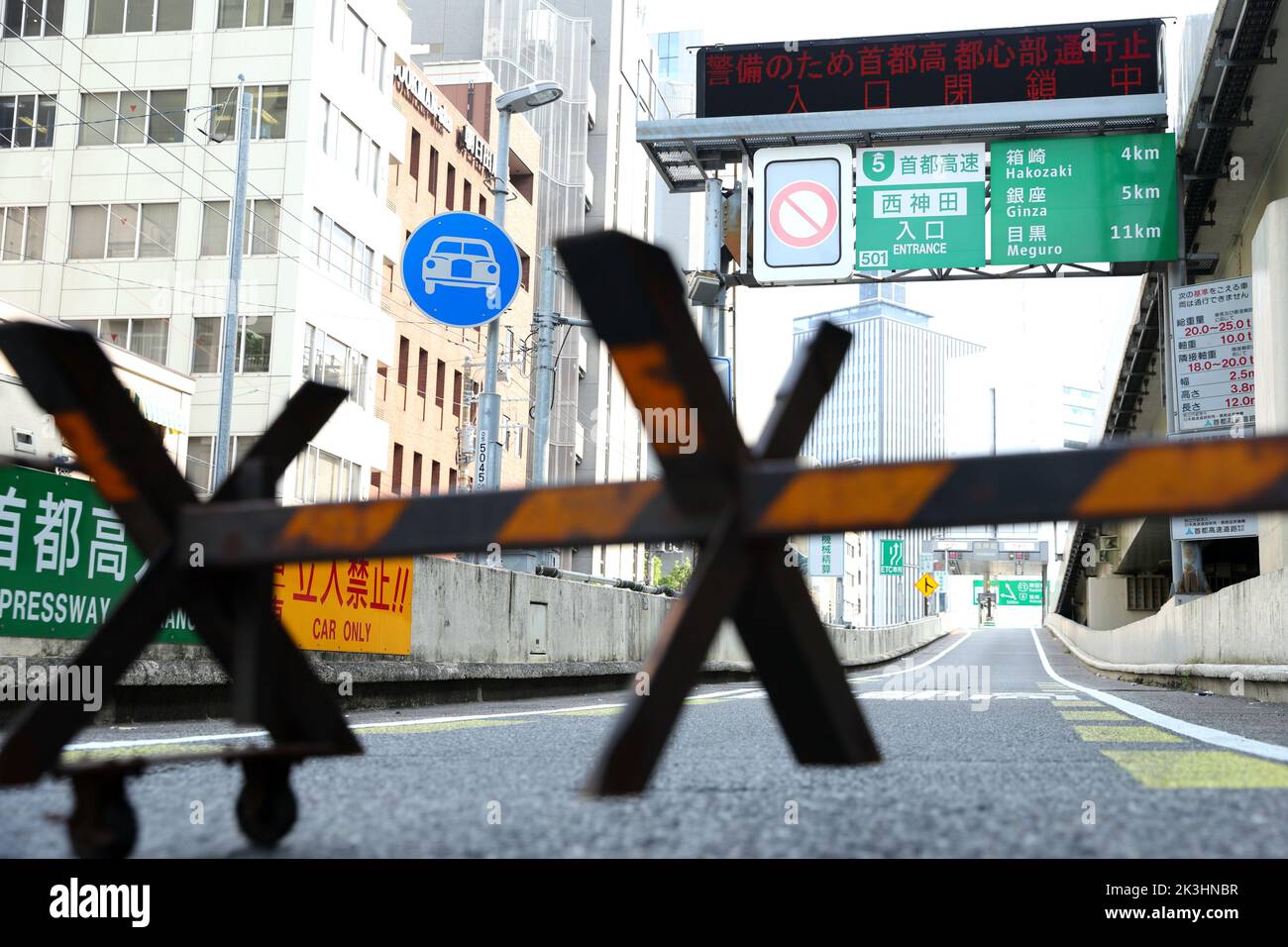 Tokyo, Japan on September 27, 2022The Metropolitan Expressway is blocked near the Nippon Budokan ahead of the state funeral for Japan's former Prime Minister Shinzo Abe in Tokyo, Japan on September 27, 2022. Credit: Naoki Nishimura/AFLO/Alamy Live News Stock Photo