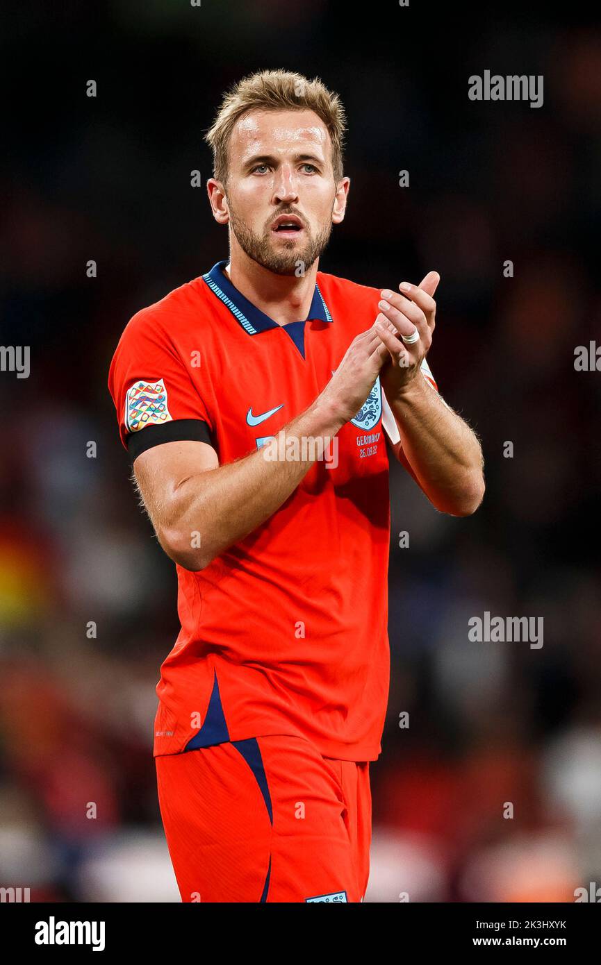 London, UK. 26th Sep, 2022. Harry Kane of England applauds the fans after the UEFA Nations League Group C match between England and Germany at Wembley Stadium on September 26th 2022 in London, England. (Photo by Daniel Chesterton/phcimages.com) Credit: PHC Images/Alamy Live News Stock Photo