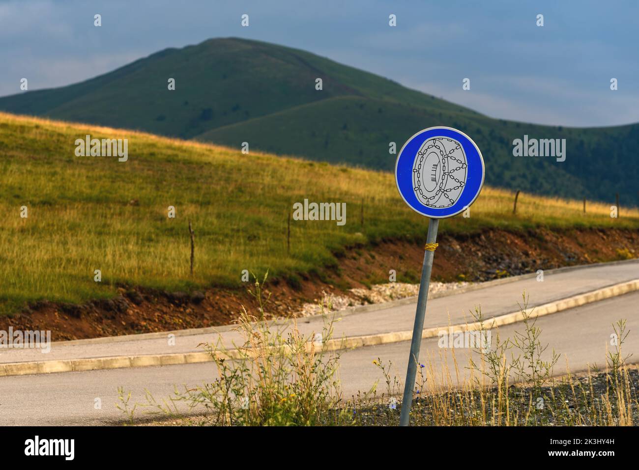 Snow chain wheel sign hires stock photography and images Alamy
