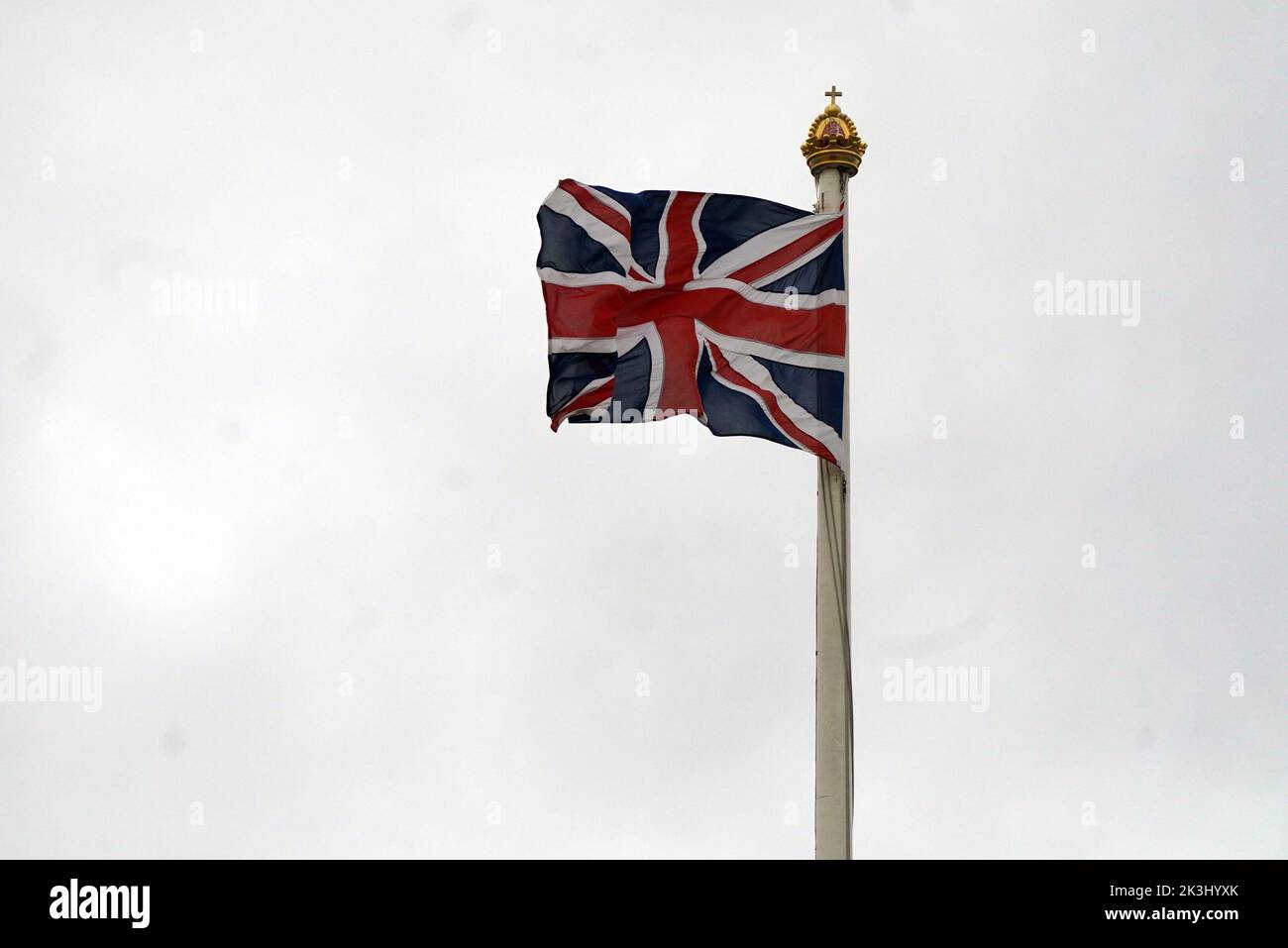 The Union flag over Buckingham Palace, London, is returned to full-mast as the mourning period following the death of Queen Elizabeth II comes to an end. Flags at royal residences had remained at half-mast since the Queen died on September 8. Picture date: Tuesday September 27, 2022. Stock Photo