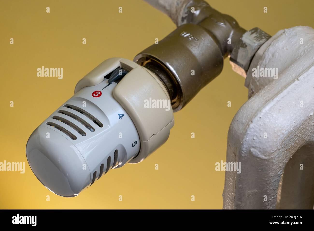 Turning down thermostat on radiator to save energy due to heating cost