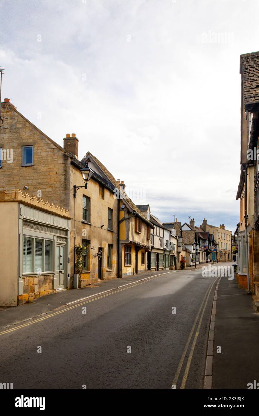 HOUSES AND SHOPS ALONG HIGH STREET (B4362), WINCHCOMBE, GLOUCESTERSHIRE, ENGLAND UK Stock Photo