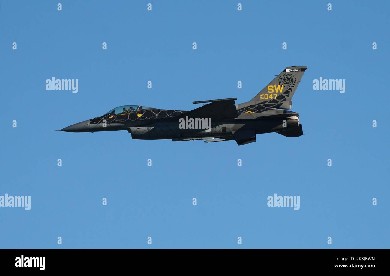 F 16 Viper Demo Team At An Airshow Stock Photo Alamy F 16 Viper Demo Team At An Airshow Stock Photo Alamy