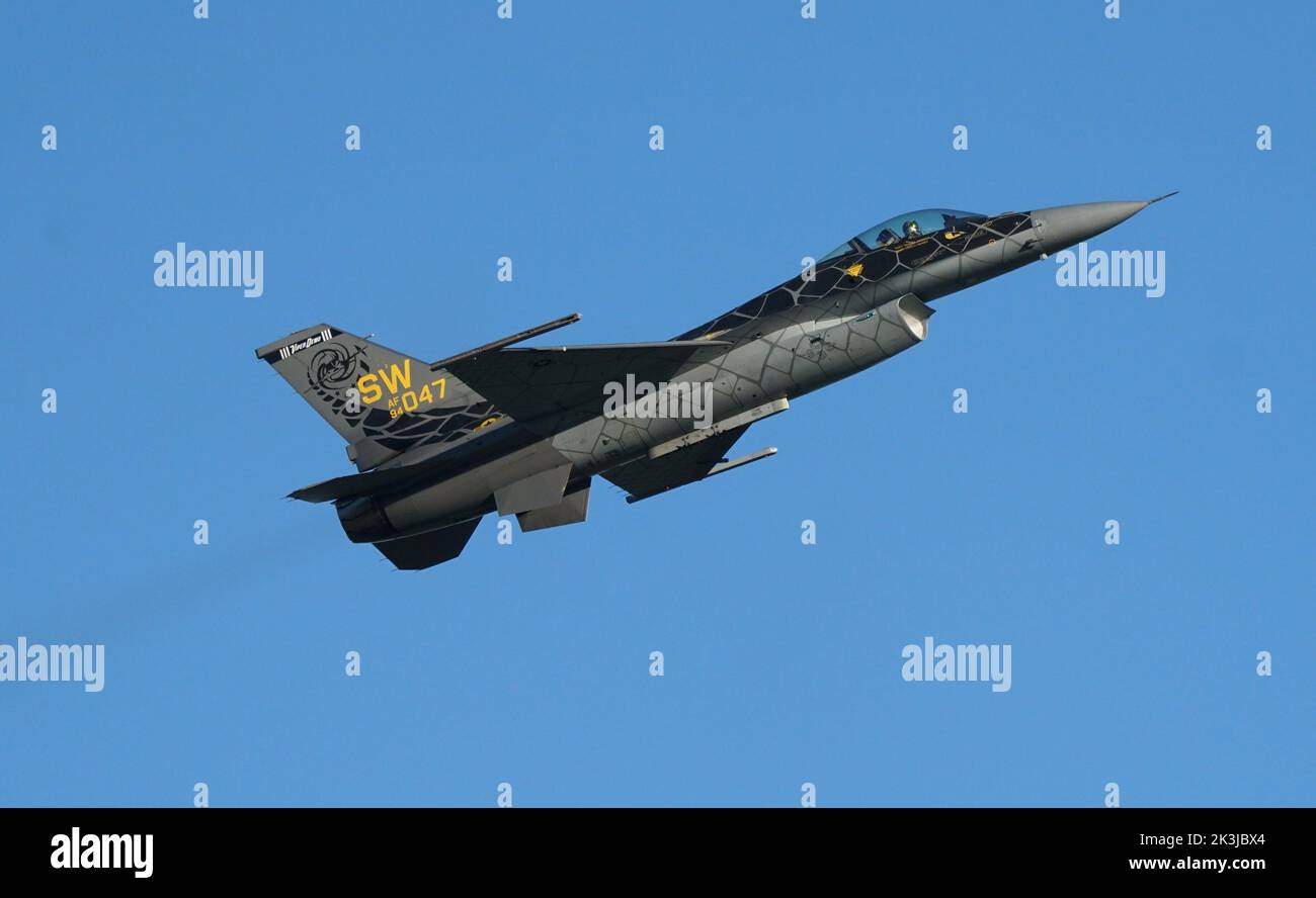 F 16 Viper Demo Team At An Airshow Stock Photo Alamy F 16 Viper Demo Team At An Airshow Stock Photo Alamy