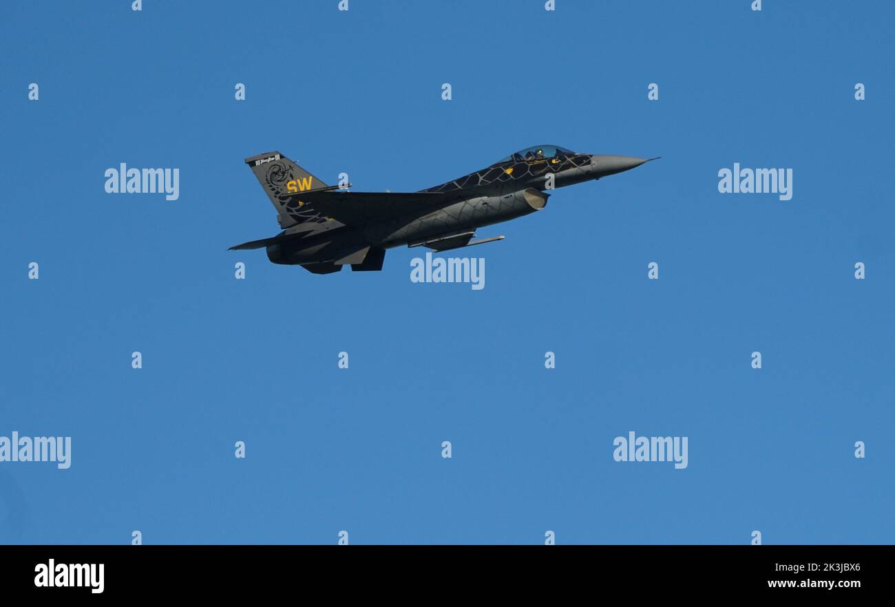 F 16 Viper Demo Team At An Airshow Stock Photo Alamy F 16 Viper Demo Team At An Airshow Stock Photo Alamy