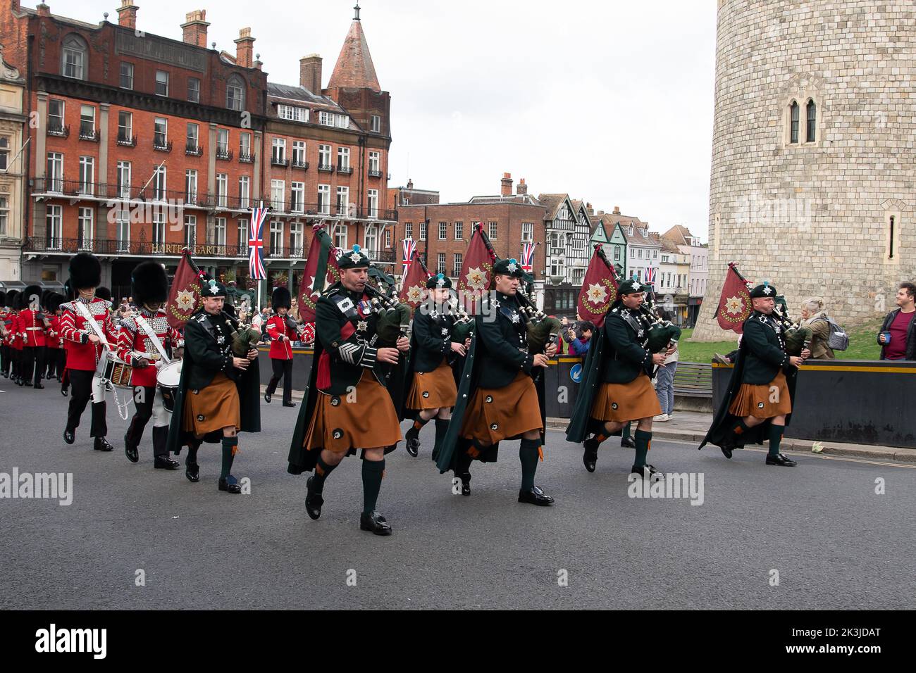 Windsor, Berkshire, UK. 27th September, 2022. The Changing of the Guard is now taking place again following the end of the Official Mourning Period after the death of Queen Elizabeth II. The Changing of the Guard today was by the Windsor Castle Guard, 12 Company Irish Guards with musical support by the Pipes of the 1st Battalion Irish Guards. Credit: Maureen McLean/Alamy Live News Stock Photo