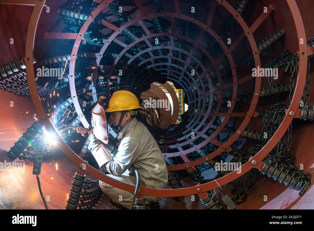 Beijing, China's Fujian Province. 27th June, 2022. A worker welds at a workshop of a machinery manufacturing company in Quanzhou, southeast China's Fujian Province, June 27, 2022. Credit: Lian Jingyi/Xinhua/Alamy Live News Stock Photo