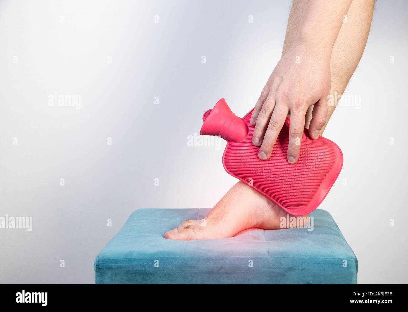 Treatment of arthritis of the ankle joint with a heating pad with hot